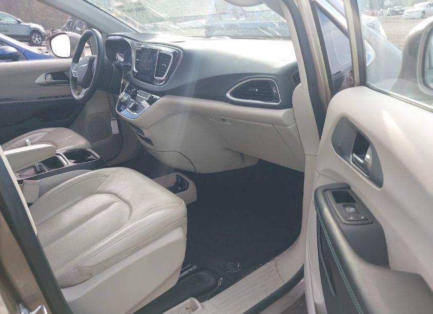 Photo 5 of 2018 Chrysler Pacifica HYBRID TOURING L (VIN 2C4RC1L79JR124904)