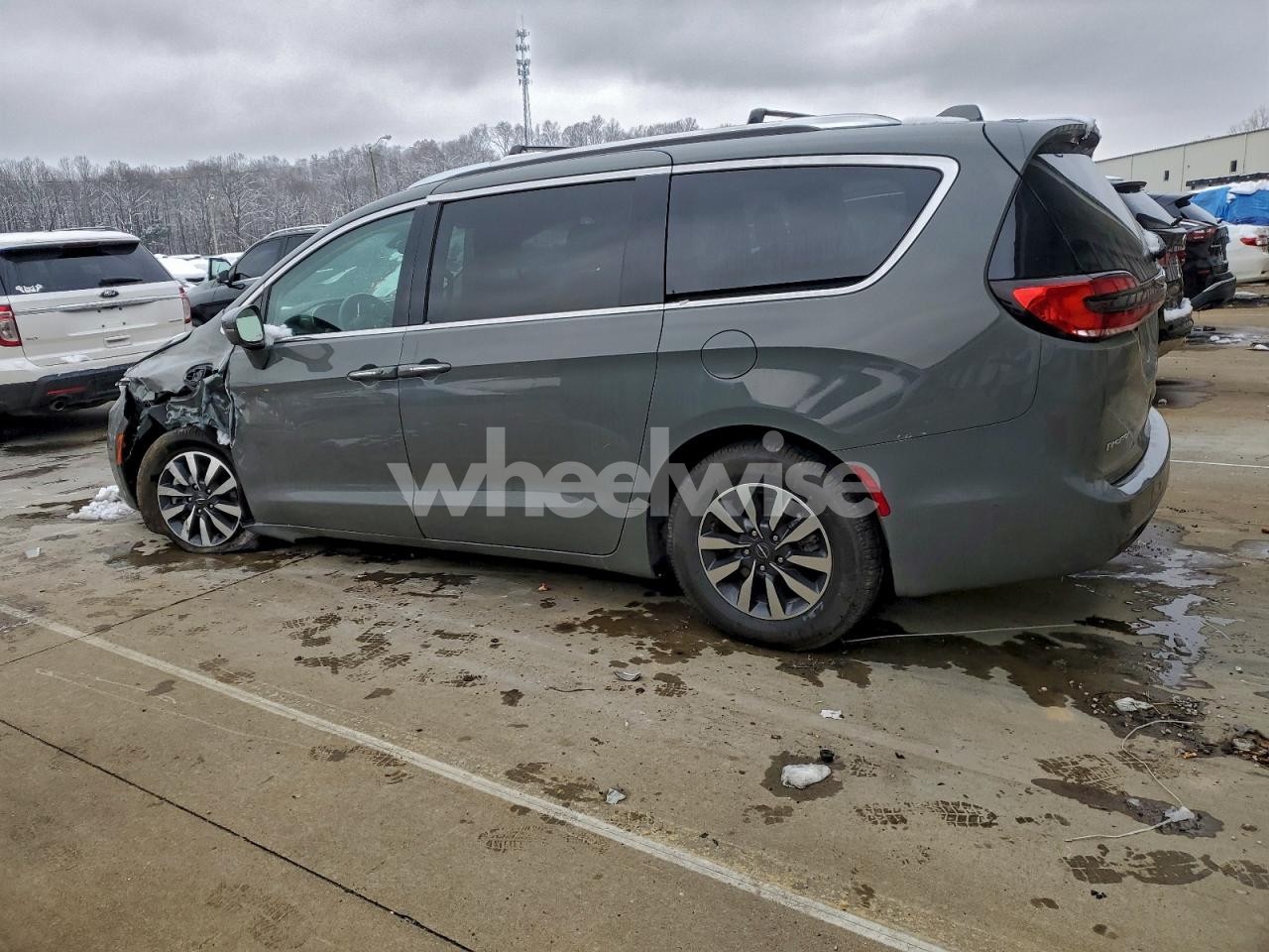 Photo 2 of 2021 CHRYSLER PACIFICA HYBRID TOURING L (VIN 2C4RC1L79MR580700)