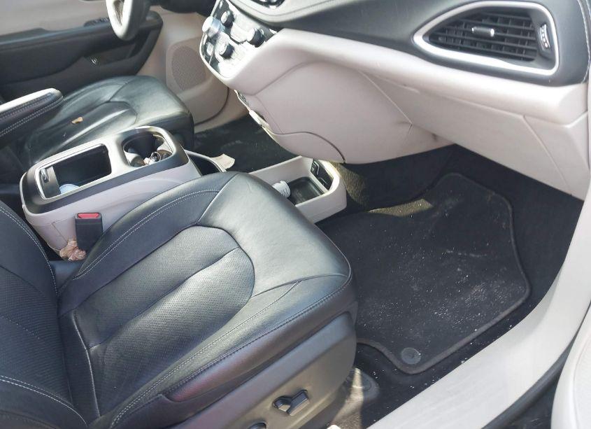 Photo 5 of 2022 Chrysler Pacifica HYBRID TOURING L (VIN 2C4RC1L79NR143698)