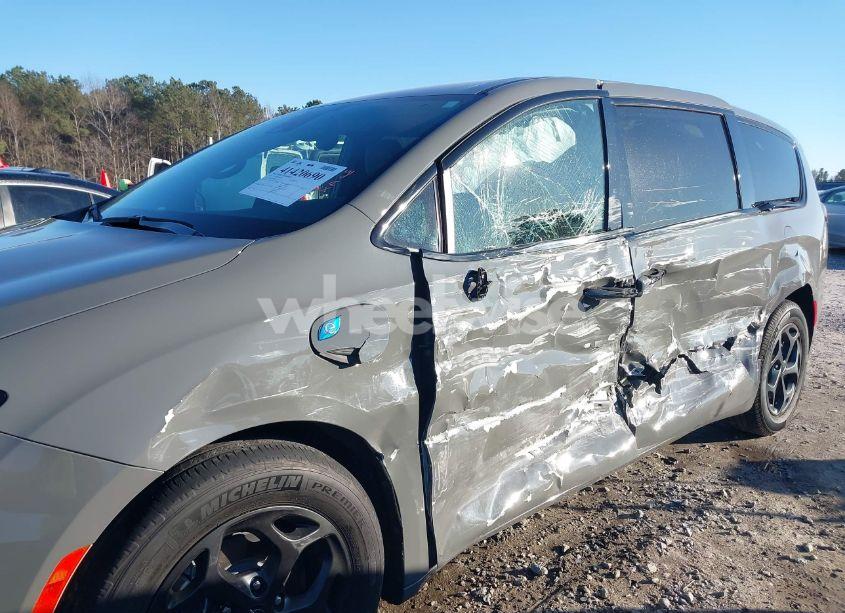 Photo 6 of 2022 Chrysler Pacifica HYBRID TOURING L (VIN 2C4RC1L79NR213703)