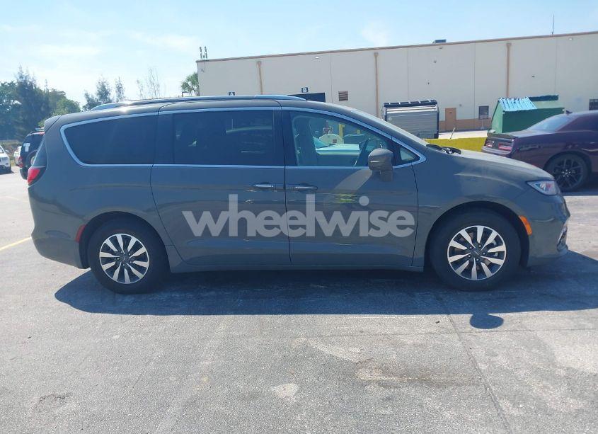 Photo 13 of 2021 Chrysler Pacifica HYBRID TOURING L (VIN 2C4RC1L7XMR586201)