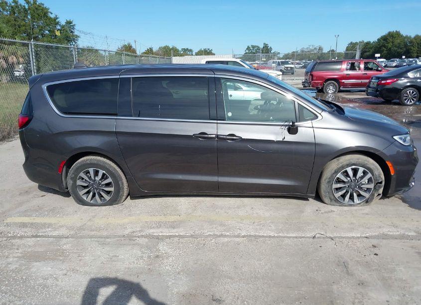 Photo 13 of 2022 Chrysler Pacifica HYBRID TOURING L (VIN 2C4RC1L7XNR122813)