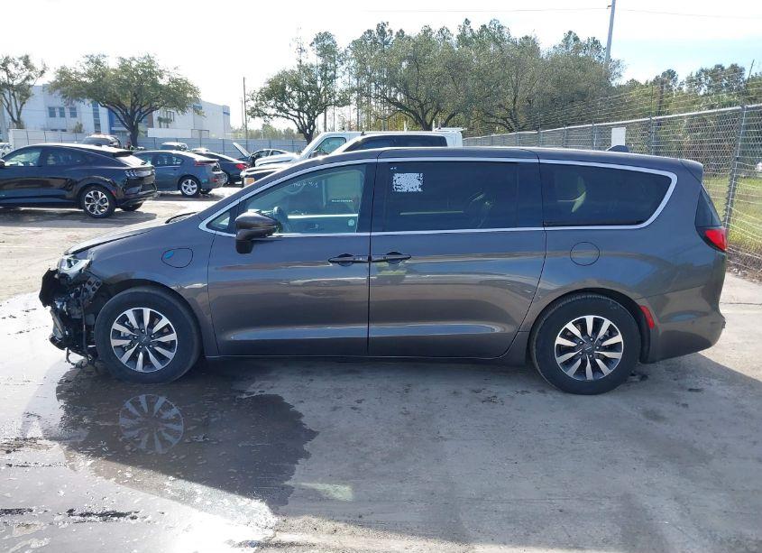 Photo 14 of 2022 Chrysler Pacifica HYBRID TOURING L (VIN 2C4RC1L7XNR122813)