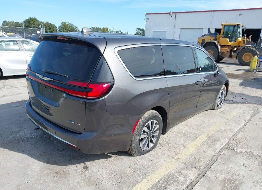 Photo 4 of 2022 Chrysler Pacifica HYBRID TOURING L (VIN 2C4RC1L7XNR122813)