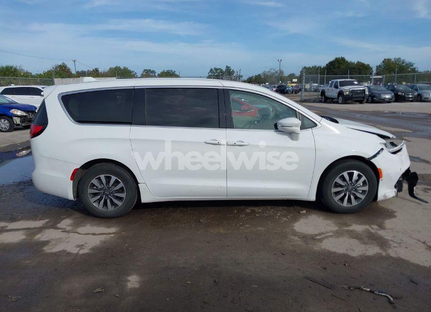 Photo 13 of 2022 Chrysler Pacifica HYBRID TOURING L (VIN 2C4RC1L7XNR124321)