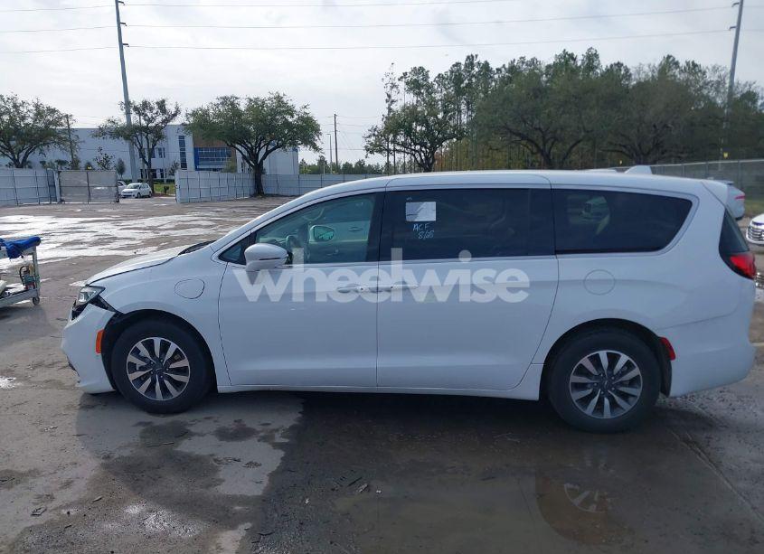 Photo 14 of 2022 Chrysler Pacifica HYBRID TOURING L (VIN 2C4RC1L7XNR124321)