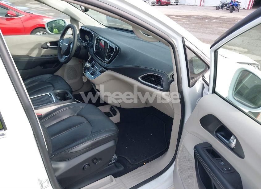 Photo 5 of 2022 Chrysler Pacifica HYBRID TOURING L (VIN 2C4RC1L7XNR124321)