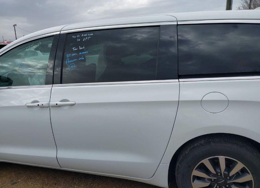 Photo 14 of 2022 Chrysler Pacifica HYBRID TOURING L (VIN 2C4RC1L7XNR144908)