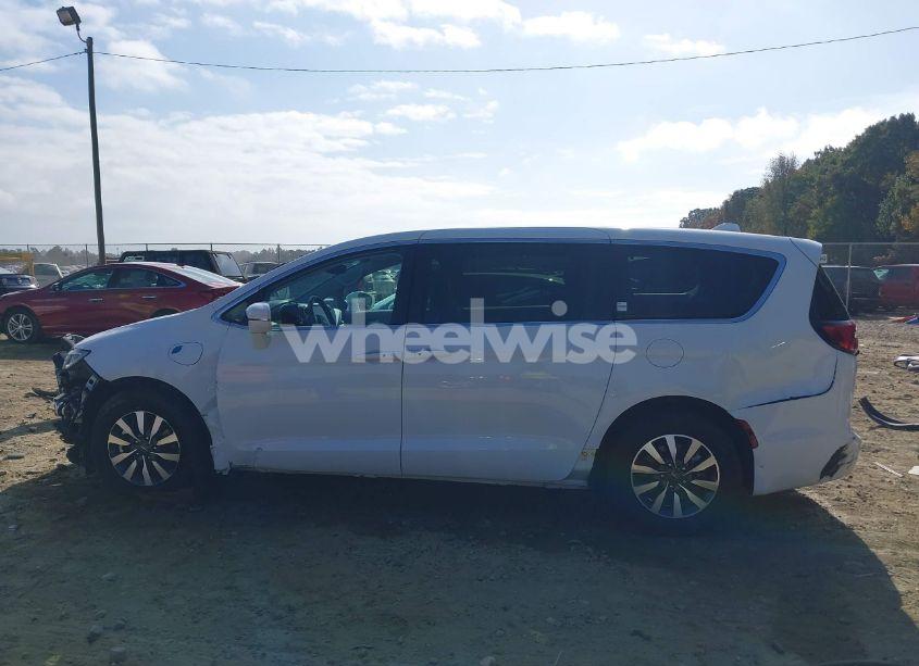 Photo 15 of 2022 Chrysler Pacifica HYBRID TOURING L (VIN 2C4RC1L7XNR173597)