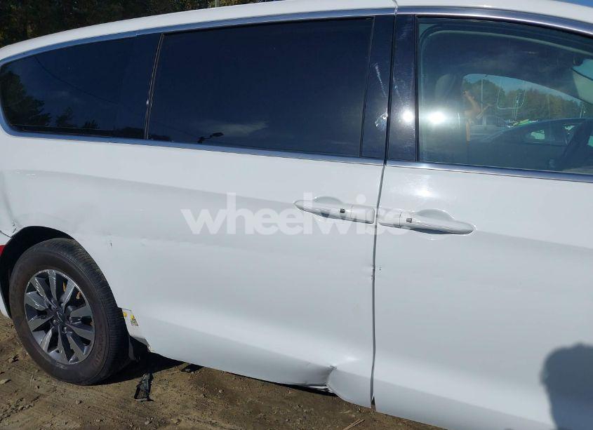 Photo 18 of 2022 Chrysler Pacifica HYBRID TOURING L (VIN 2C4RC1L7XNR173597)