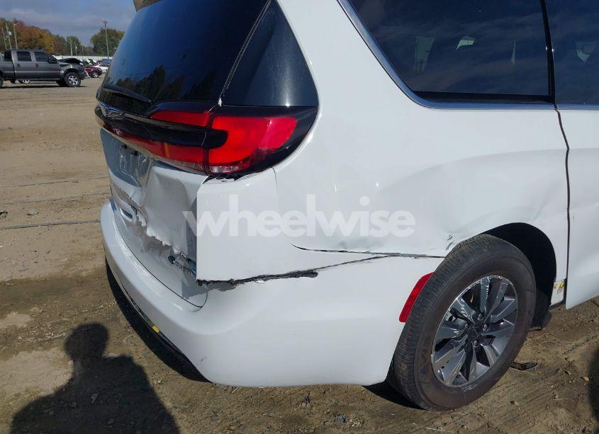 Photo 19 of 2022 Chrysler Pacifica HYBRID TOURING L (VIN 2C4RC1L7XNR173597)