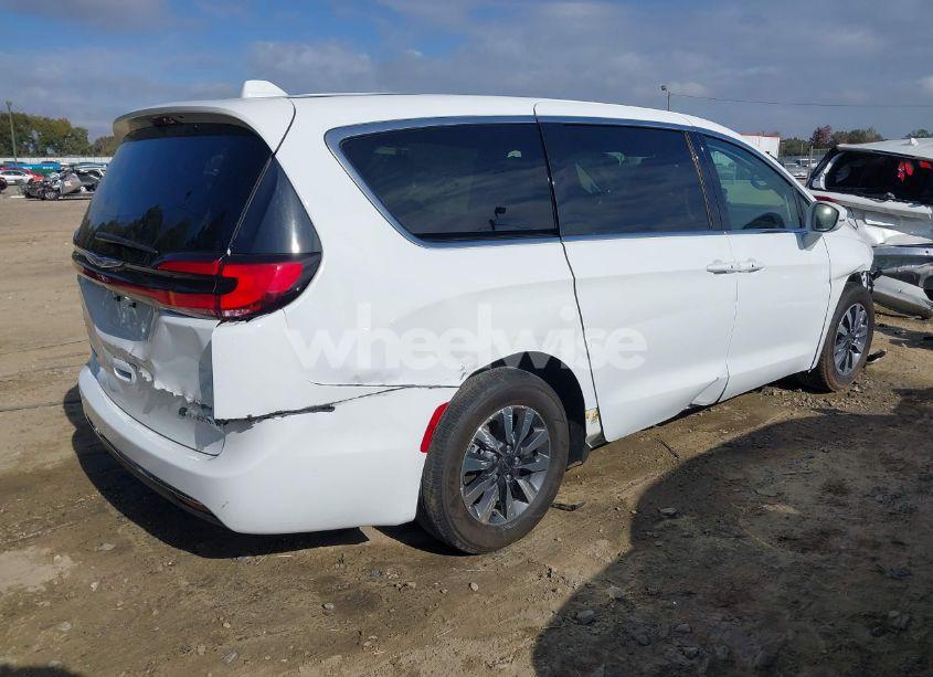 Photo 4 of 2022 Chrysler Pacifica HYBRID TOURING L (VIN 2C4RC1L7XNR173597)