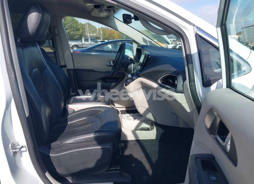 Photo 5 of 2022 Chrysler Pacifica HYBRID TOURING L (VIN 2C4RC1L7XNR173597)