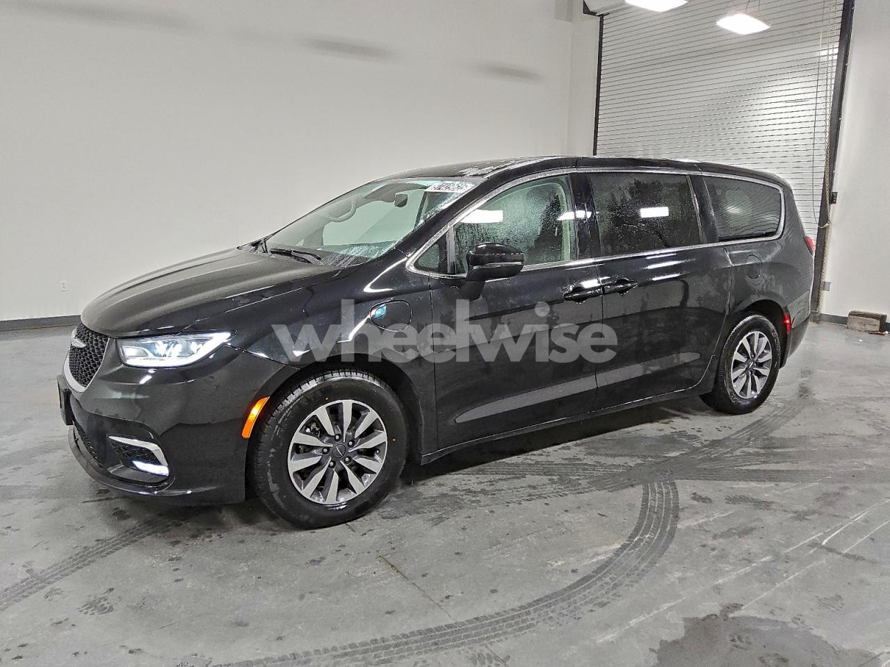 2023 CHRYSLER PACIFICA HYBRID TOURING L (VIN 2C4RC1L7XPR558788) main photo