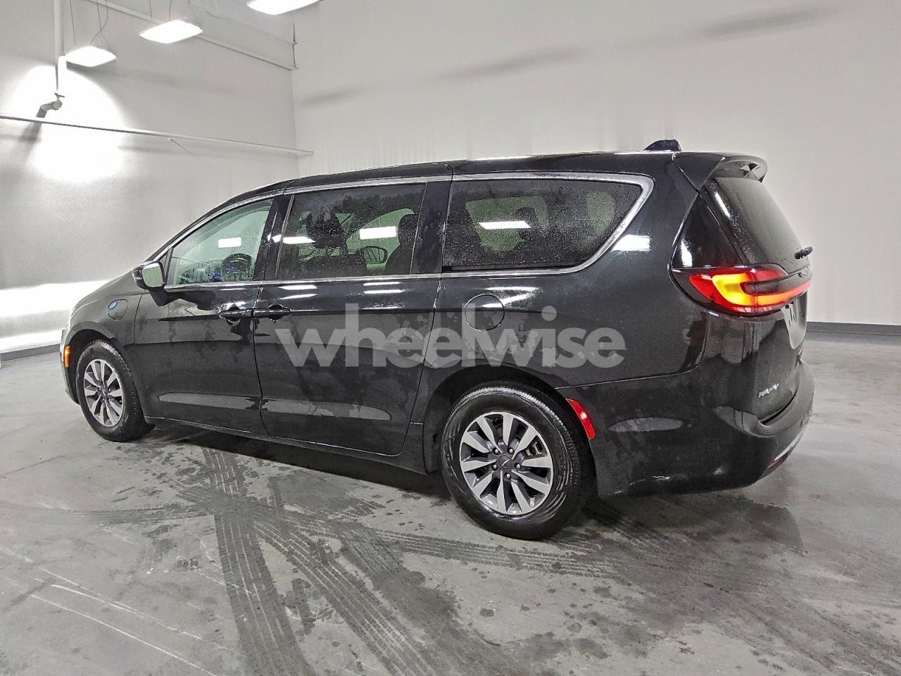 Photo 2 of 2023 CHRYSLER PACIFICA HYBRID TOURING L (VIN 2C4RC1L7XPR558788)