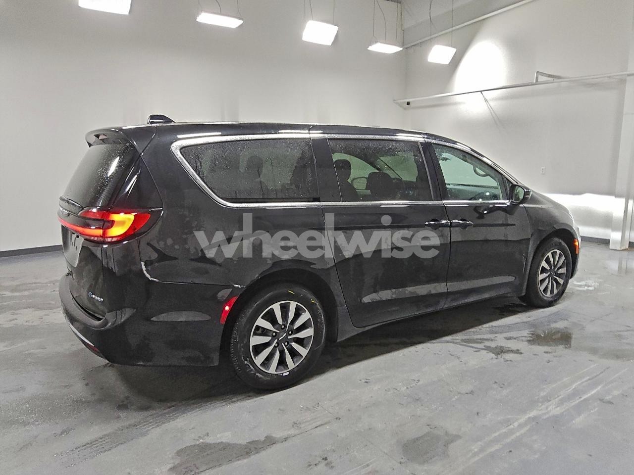 Photo 3 of 2023 CHRYSLER PACIFICA HYBRID TOURING L (VIN 2C4RC1L7XPR558788)