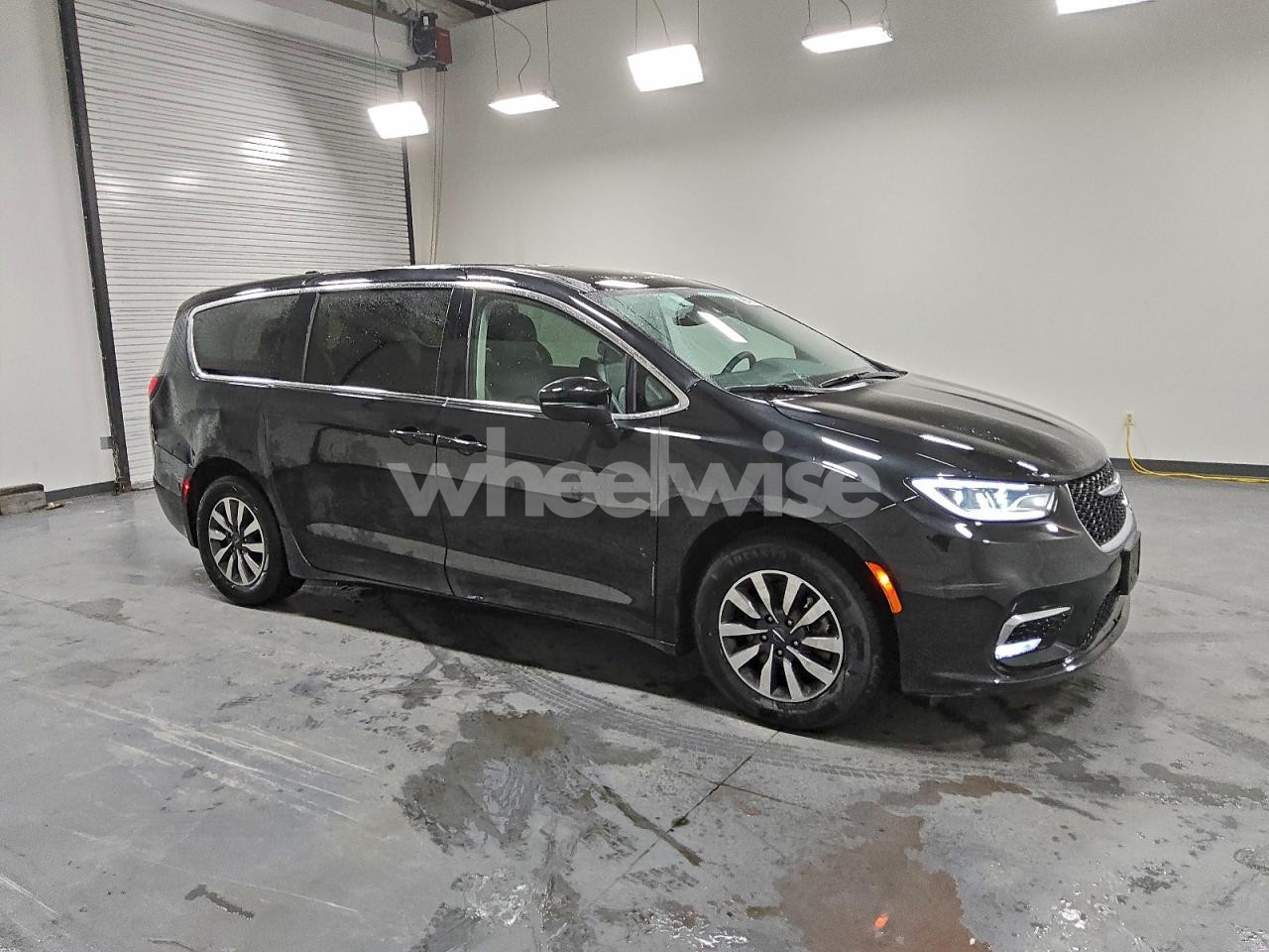 Photo 4 of 2023 CHRYSLER PACIFICA HYBRID TOURING L (VIN 2C4RC1L7XPR558788)