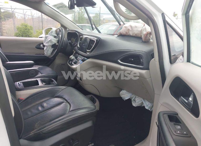 Photo 5 of 2020 Chrysler Pacifica HYBRID LIMITED (VIN 2C4RC1N70LR173649)