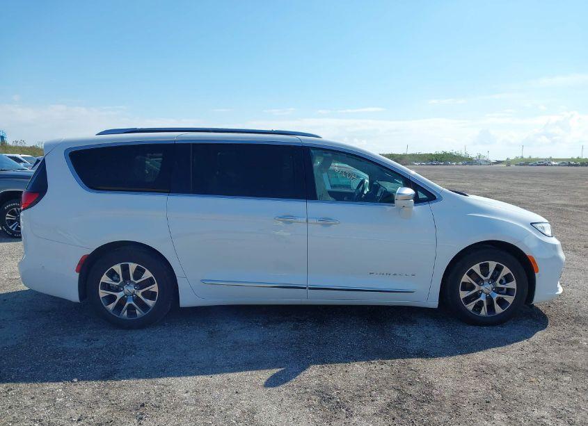 Photo 13 of 2022 Chrysler Pacifica HYBRID PINNACLE (VIN 2C4RC1N71NR189927)