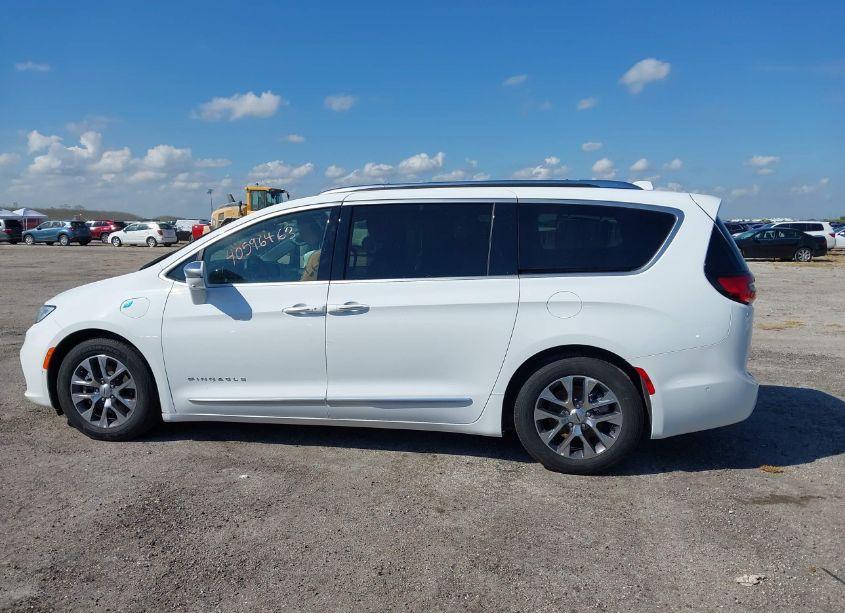 Photo 14 of 2022 Chrysler Pacifica HYBRID PINNACLE (VIN 2C4RC1N71NR189927)
