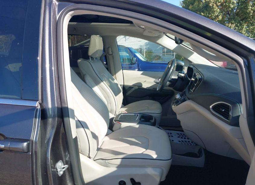 Photo 5 of 2018 Chrysler Pacifica HYBRID LIMITED (VIN 2C4RC1N75JR311621)