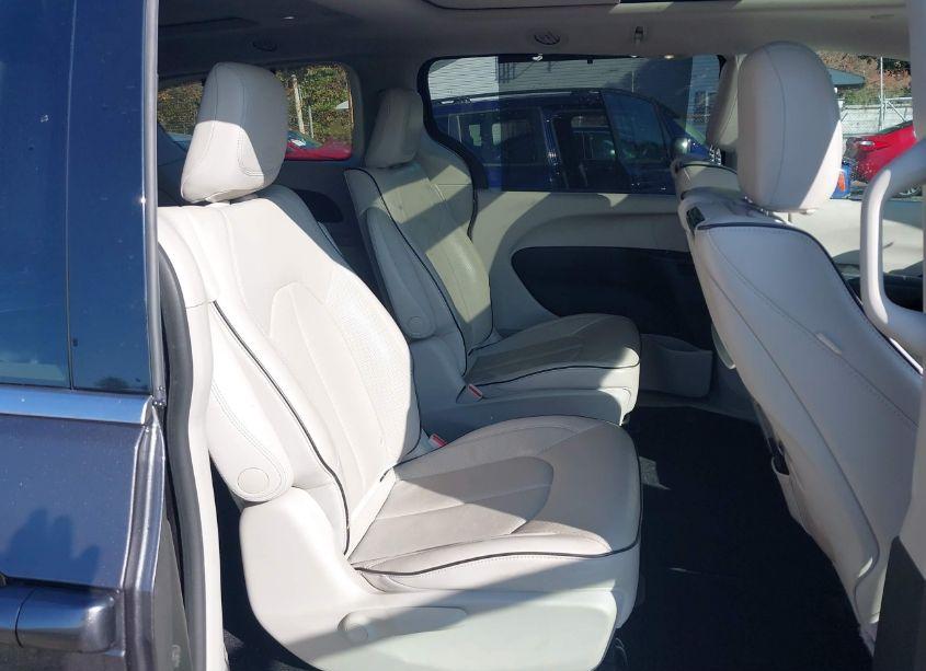 Photo 8 of 2018 Chrysler Pacifica HYBRID LIMITED (VIN 2C4RC1N75JR311621)