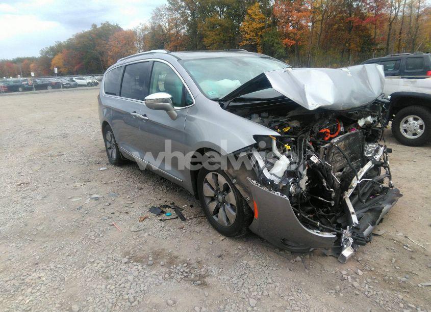 2020 Chrysler Pacifica HYBRID LIMITED (VIN 2C4RC1N75LR242500) main photo