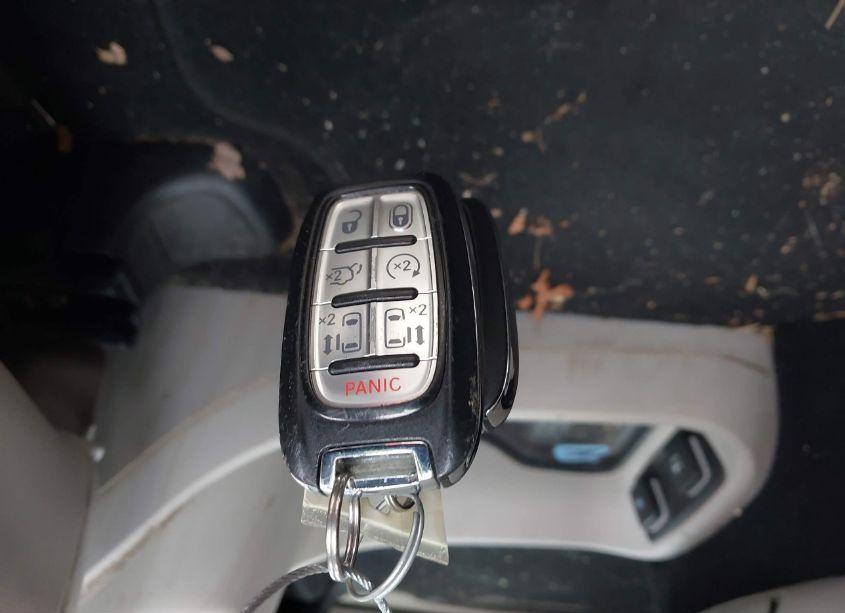 Photo 11 of 2018 Chrysler Pacifica HYBRID LIMITED (VIN 2C4RC1N76JR105322)