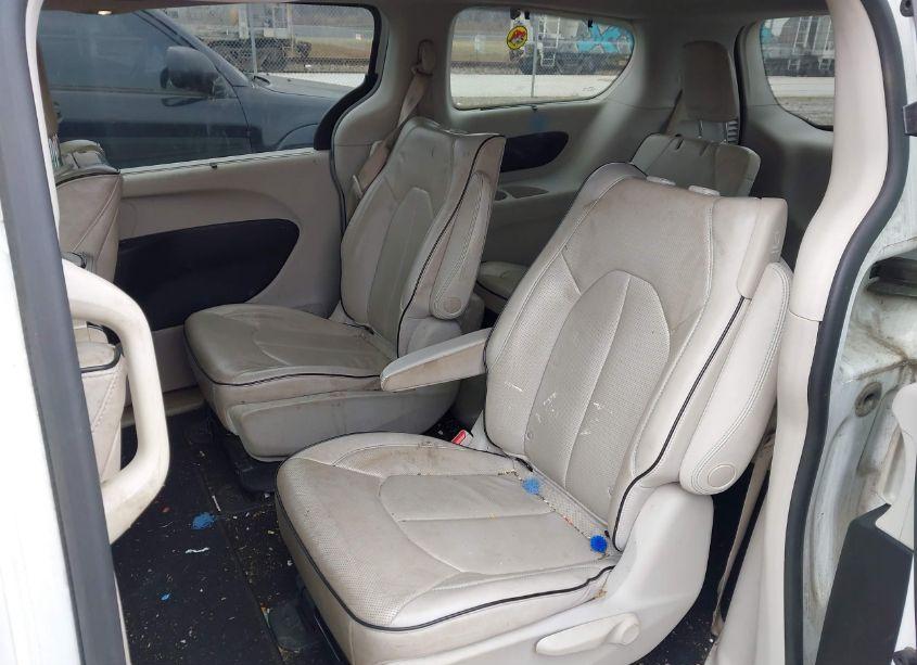 Photo 8 of 2018 Chrysler Pacifica HYBRID LIMITED (VIN 2C4RC1N76JR105322)