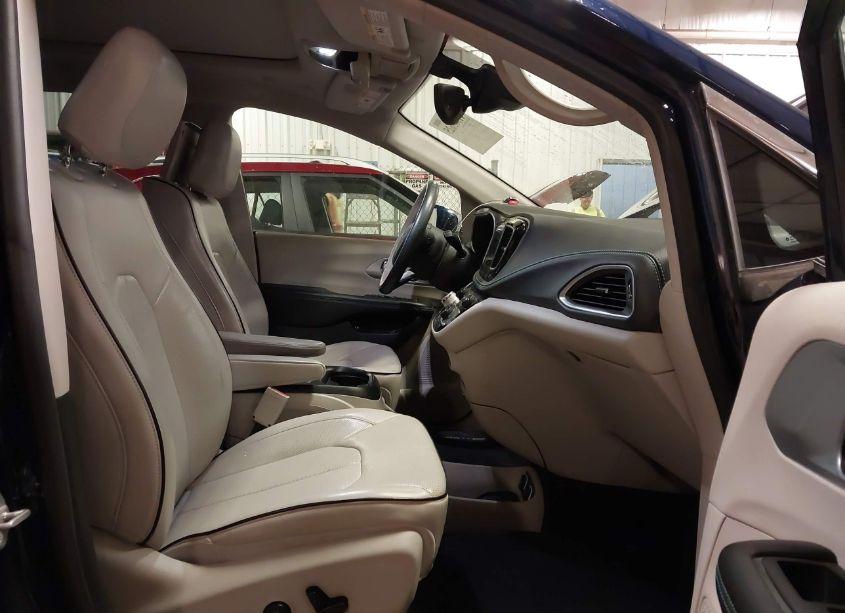 Photo 5 of 2018 Chrysler Pacifica HYBRID LIMITED (VIN 2C4RC1N78JR111932)