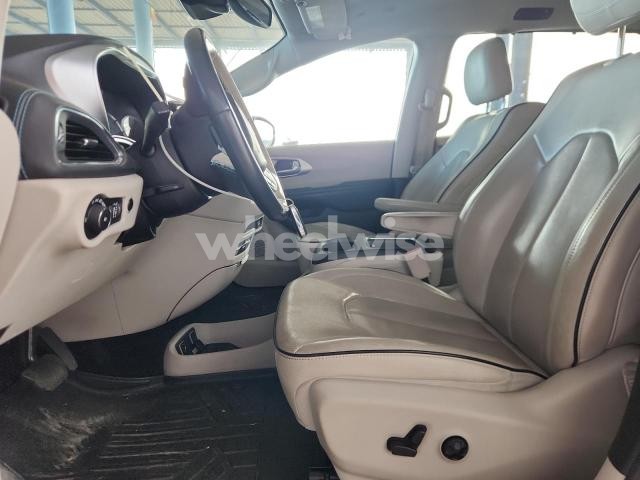 Photo 14 of 2019 CHRYSLER PACIFICA HYBRID LIMITED N/A (VIN 2C4RC1N7XKR706623)