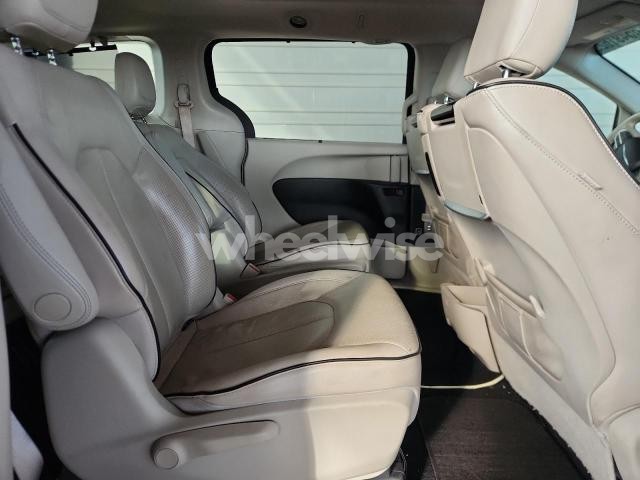 Photo 5 of 2019 CHRYSLER PACIFICA HYBRID LIMITED N/A (VIN 2C4RC1N7XKR706623)