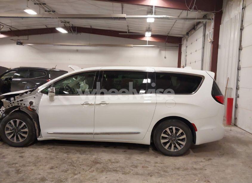 Photo 14 of 2022 Chrysler Pacifica HYBRID LIMITED (VIN 2C4RC1S71NR148136)
