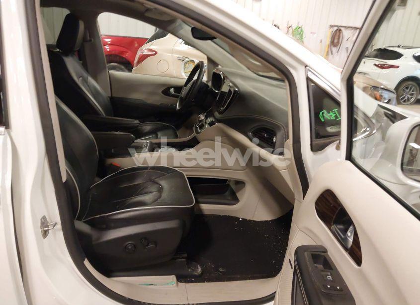 Photo 5 of 2022 Chrysler Pacifica HYBRID LIMITED (VIN 2C4RC1S71NR148136)