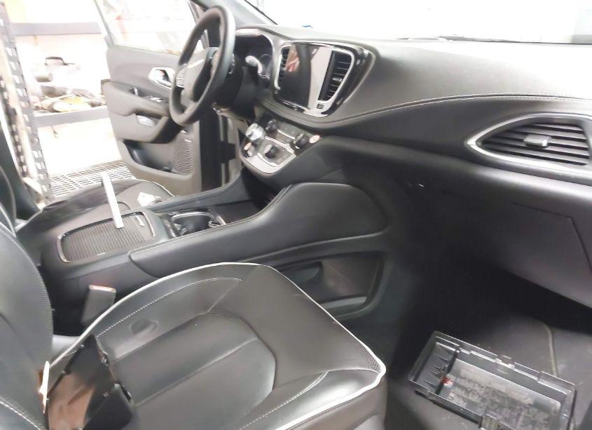 Photo 5 of 2022 Chrysler Pacifica HYBRID LIMITED (VIN 2C4RC1S74NR173841)