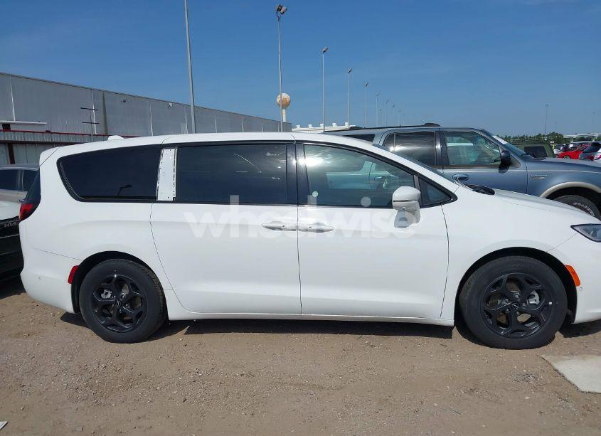 Photo 13 of 2022 Chrysler Pacifica HYBRID LIMITED (VIN 2C4RC1S74NR179980)