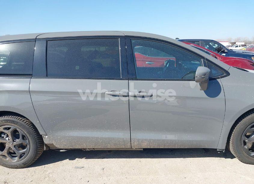 Photo 13 of 2022 Chrysler Pacifica HYBRID LIMITED (VIN 2C4RC1S77NR144530)