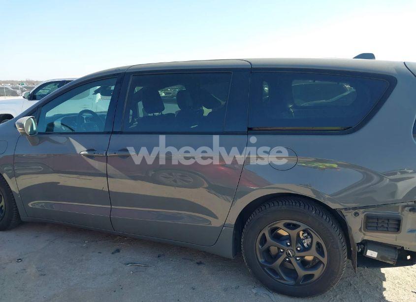 Photo 14 of 2022 Chrysler Pacifica HYBRID LIMITED (VIN 2C4RC1S77NR144530)