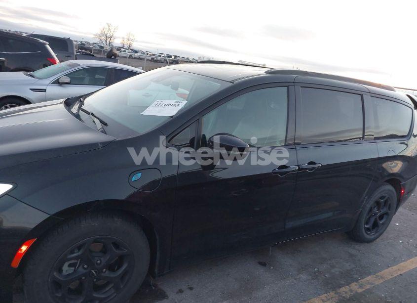 Photo 15 of 2021 Chrysler Pacifica HYBRID LIMITED (VIN 2C4RC1S78MR521915)