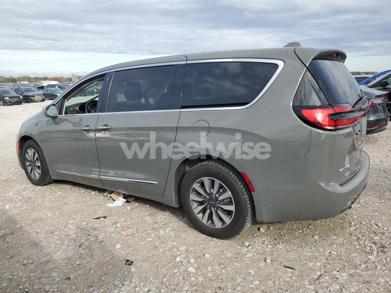 Photo 2 of 2022 CHRYSLER PACIFICA HYBRID LIMITED (VIN 2C4RC1S78NR143855)