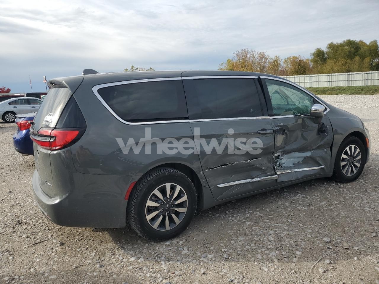 Photo 3 of 2022 CHRYSLER PACIFICA HYBRID LIMITED (VIN 2C4RC1S78NR143855)