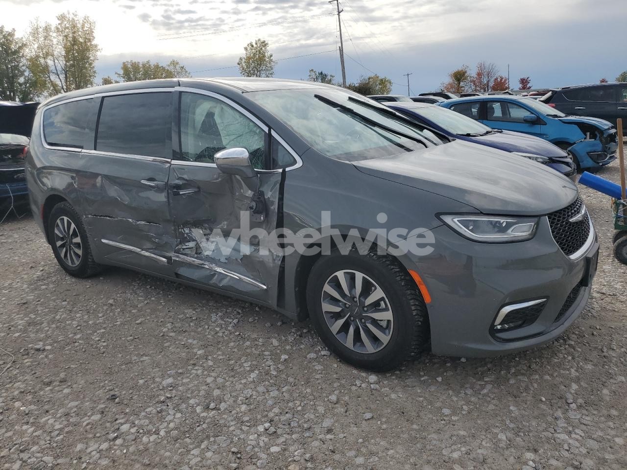 Photo 4 of 2022 CHRYSLER PACIFICA HYBRID LIMITED (VIN 2C4RC1S78NR143855)
