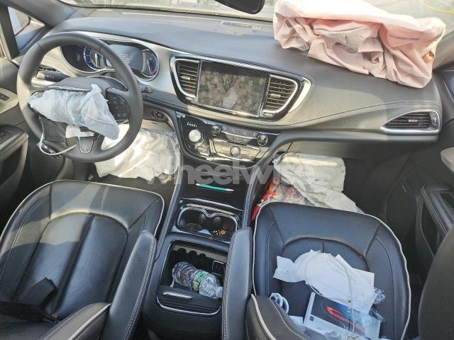 Photo 4 of 2022 CHRYSLER PACIFICA HYBRID LIMITED (VIN 2C4RC1S78NR207747)