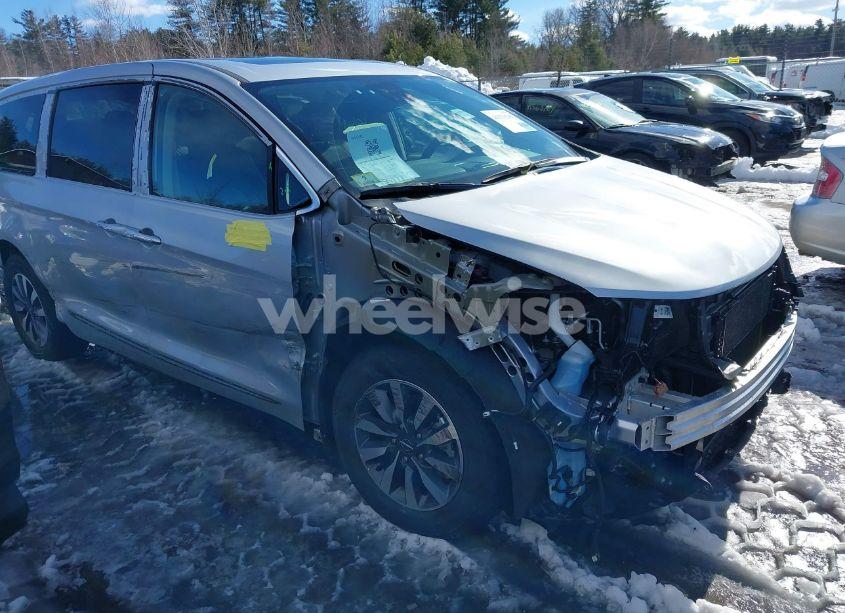 2022 Chrysler Pacifica HYBRID LIMITED (VIN 2C4RC1S7XNR152329) main photo