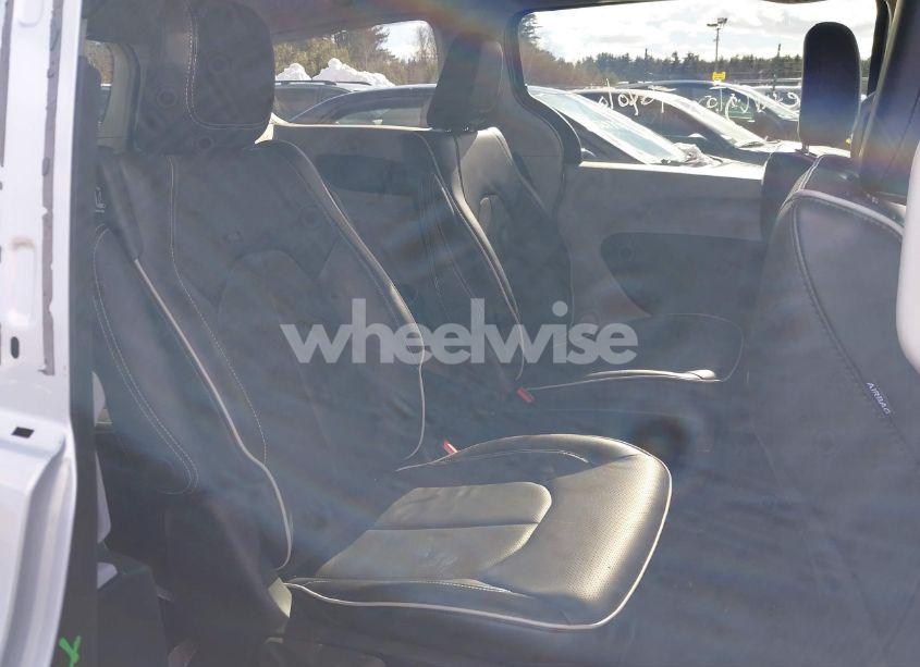 Photo 8 of 2022 Chrysler Pacifica HYBRID LIMITED (VIN 2C4RC1S7XNR152329)