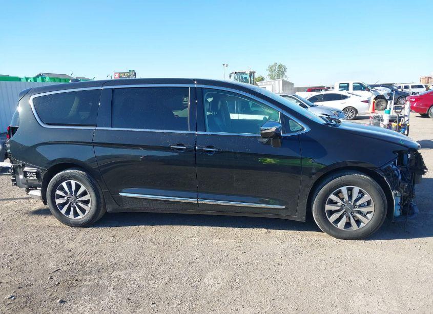 Photo 14 of 2022 Chrysler Pacifica HYBRID LIMITED (VIN 2C4RC1S7XNR217065)