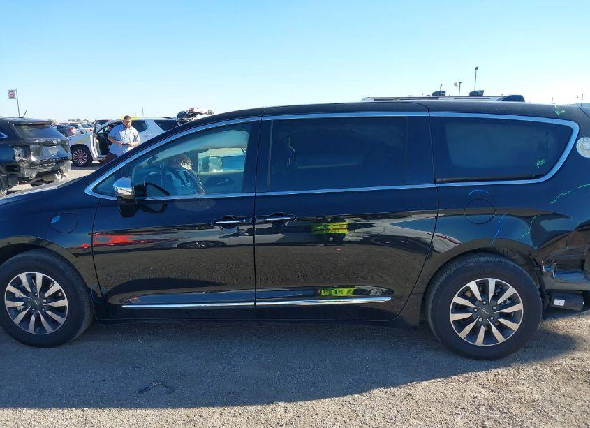 Photo 15 of 2022 Chrysler Pacifica HYBRID LIMITED (VIN 2C4RC1S7XNR217065)