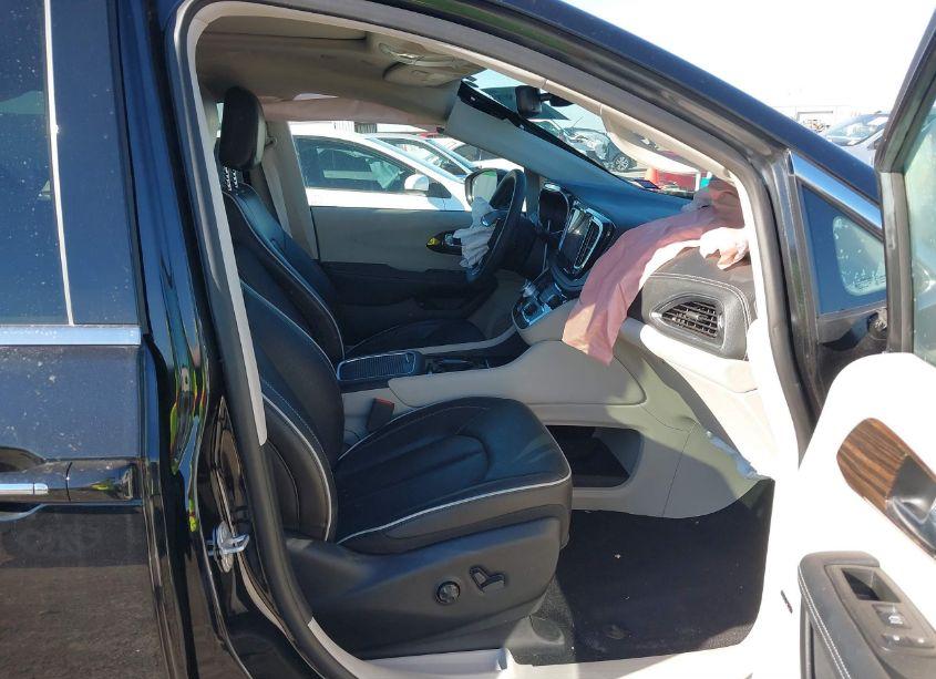 Photo 5 of 2022 Chrysler Pacifica HYBRID LIMITED (VIN 2C4RC1S7XNR217065)