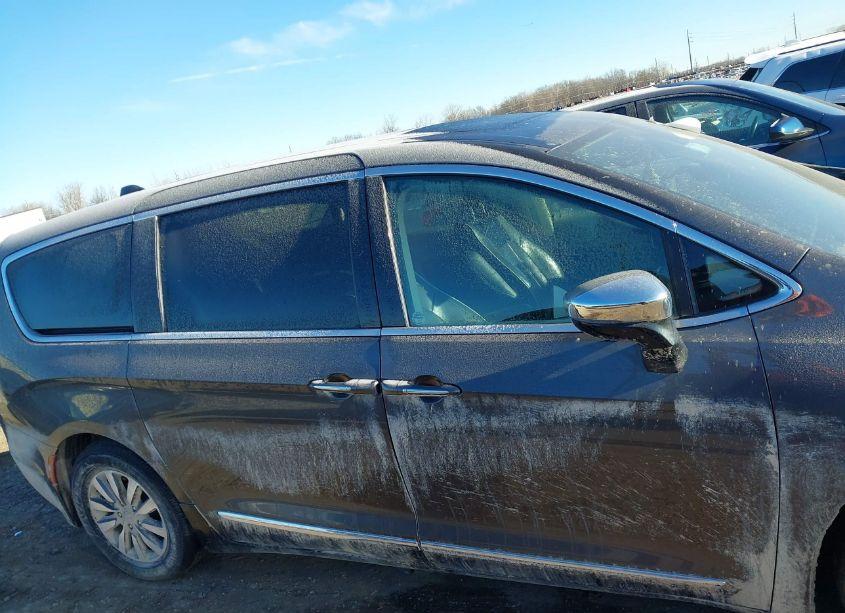 Photo 13 of 2023 Chrysler Pacifica HYBRID LIMITED (VIN 2C4RC1S7XPR595132)