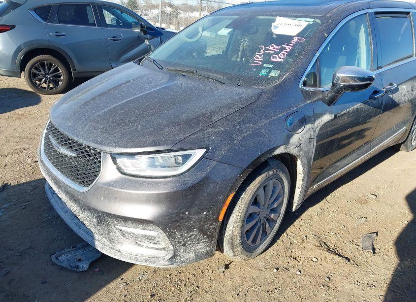 Photo 2 of 2023 Chrysler Pacifica HYBRID LIMITED (VIN 2C4RC1S7XPR595132)